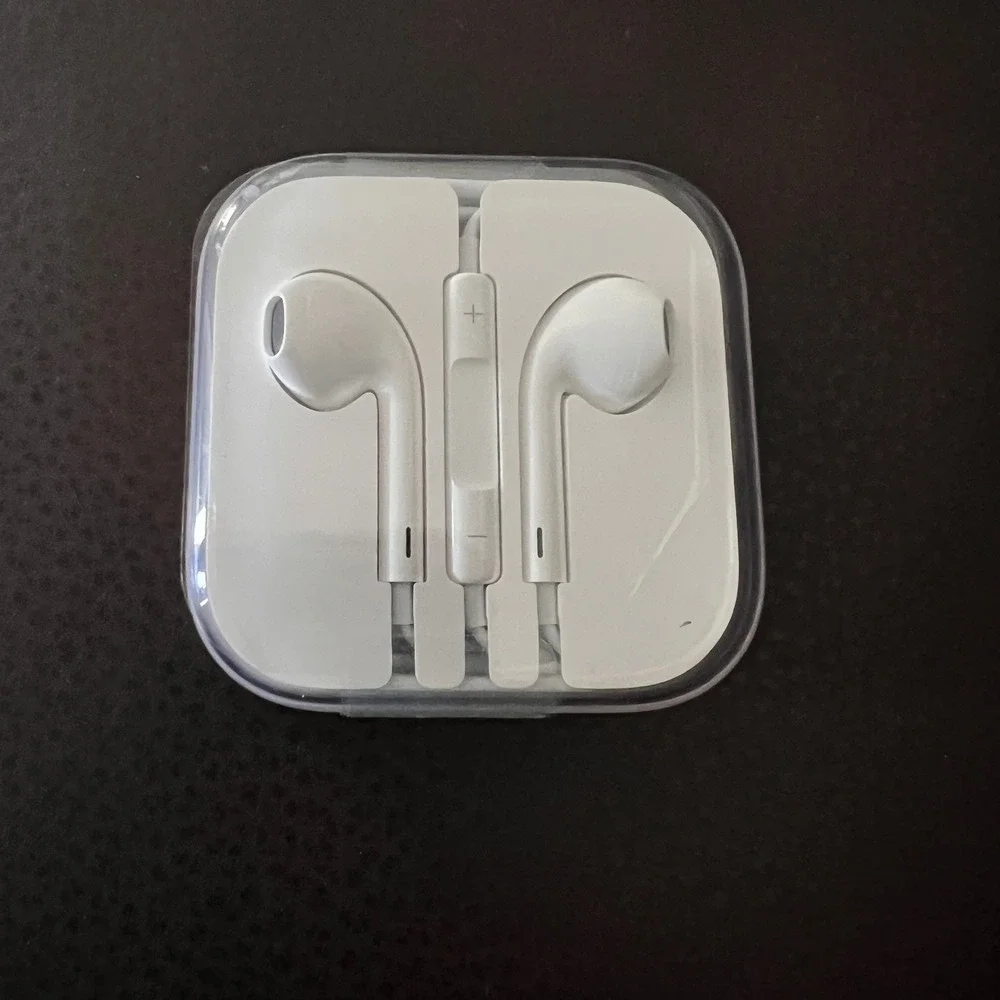 NIB Sealed Apple EarPods with 3.5mm Headphone Plug Wired Earbuds White iPhone